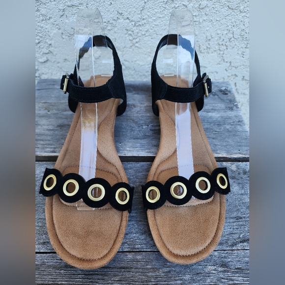 10 women Koolaburra by UGG platform cork grommet strap sandals black gold velvet - Picture 3 of 16